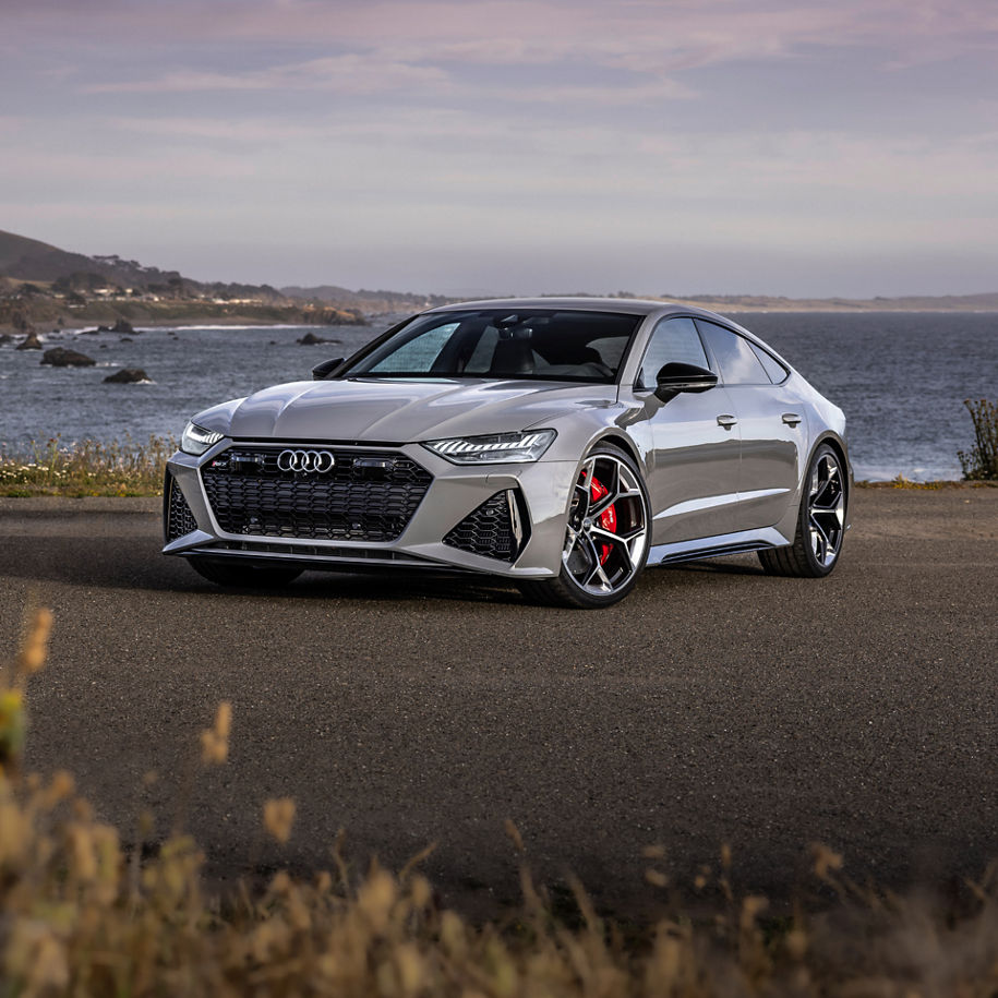 Right profile view of an Audi Q8 e-tron parked.